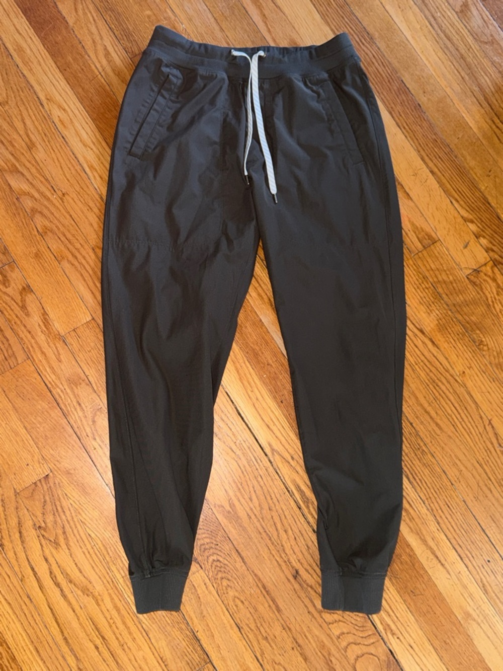 Vuori men's Meta Dean olive Green Jogger Performance Comfort Size M